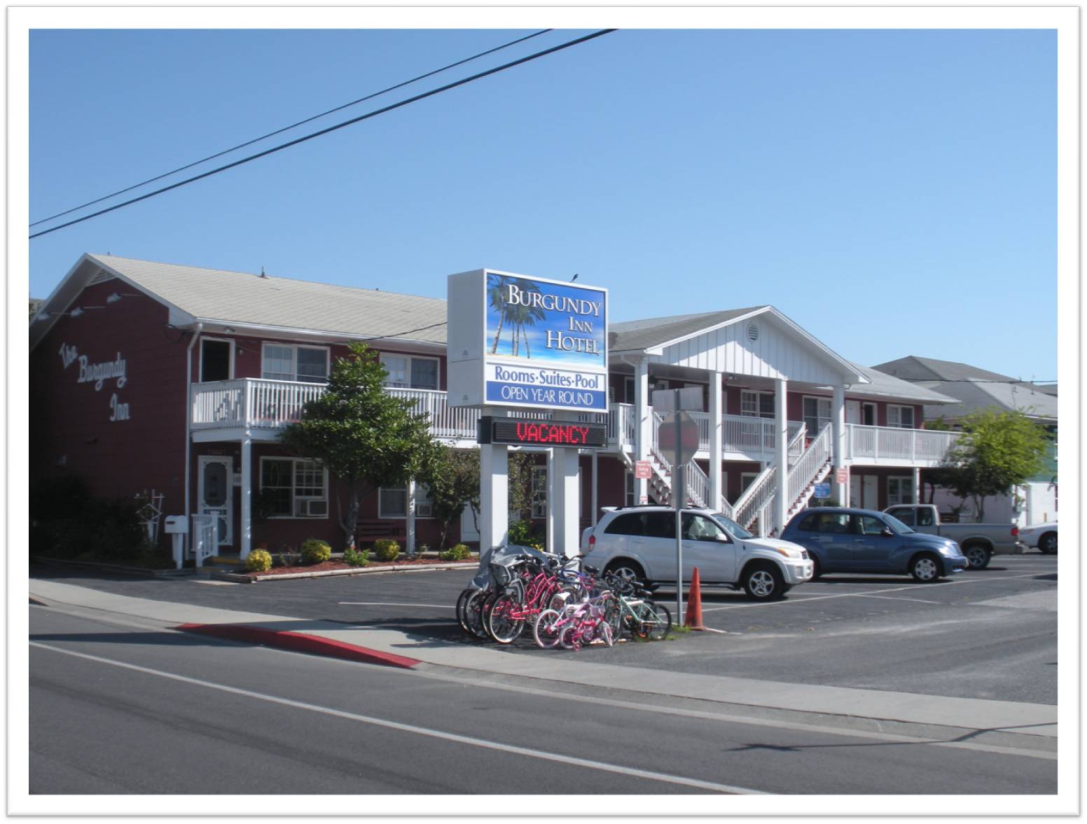 pic of burgundy hotel